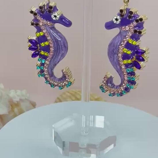 Statementohrringe, Hängeohrringe mit glitzernden Seepferdchen an vergoldeten Ohrsteckern mit Cabochons Lila - Laury goes Elba