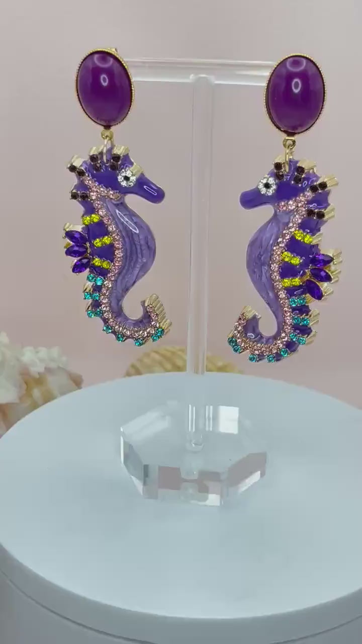 Statementohrringe, Hängeohrringe mit glitzernden Seepferdchen an vergoldeten Ohrsteckern mit Cabochons Lila - Laury goes Elba