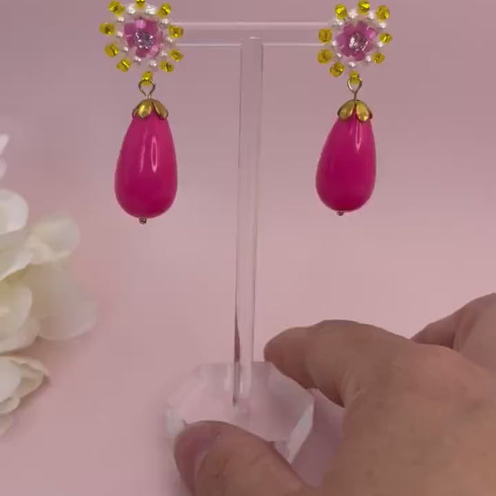 Handgestickte Perlenohrringe aus Süßwasserperlen und Rocailles in Pink, Gold und Gelb mit Resintropfen in Pink - Laury goes Riga