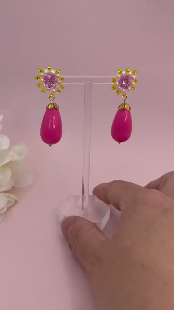 Handgestickte Perlenohrringe aus Süßwasserperlen und Rocailles in Pink, Gold und Gelb mit Resintropfen in Pink - Laury goes Riga