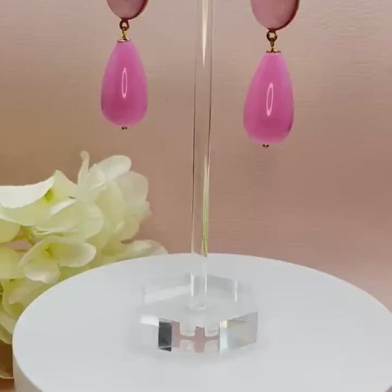 Tropfenohrringe, leichte Statementohrringe mit Resintropfen in Rosa an vergoldeten Steckern mit Rosa Jade Cabochons - Laury goes Verona