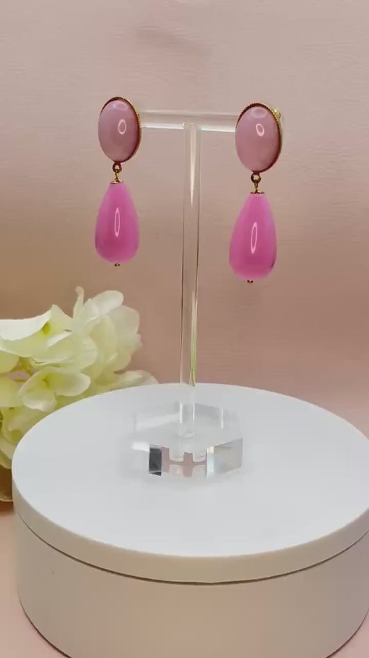 Tropfenohrringe, leichte Statementohrringe mit Resintropfen in Rosa an vergoldeten Steckern mit Rosa Jade Cabochons - Laury goes Verona