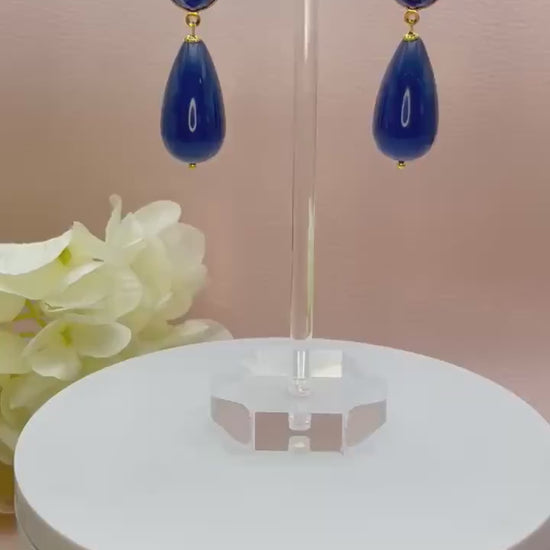 Leichte Tropfenohrringe mit dunkelblauen Resintropfen an vergoldeten Steckern mit Lapislazuli Cabochons - Laury goes Verona