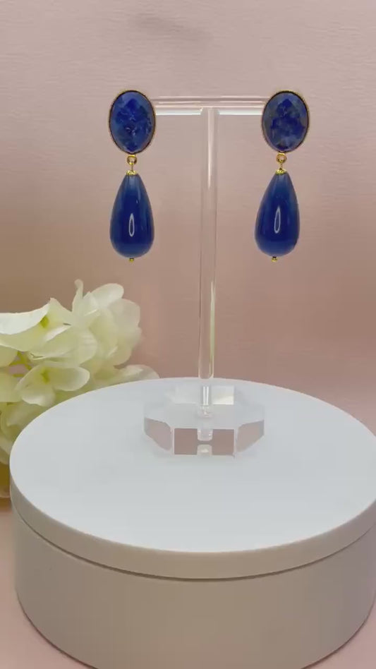 Leichte Tropfenohrringe mit dunkelblauen Resintropfen an vergoldeten Steckern mit Lapislazuli Cabochons - Laury goes Verona