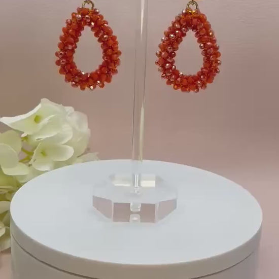 kleine Glitzerohrringe mit Tropfen aus  Facettperlen an vergoldeten Kristallglassteckern in knalligem Orange - Laury goes Côtes d‘Azure mini