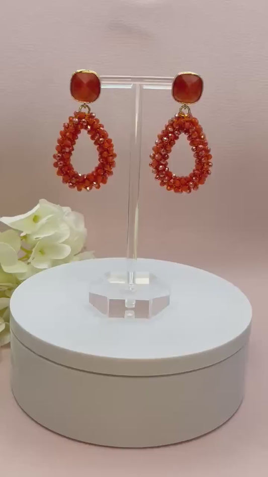 kleine Glitzerohrringe mit Tropfen aus  Facettperlen an vergoldeten Kristallglassteckern in knalligem Orange - Laury goes Côtes d‘Azure mini