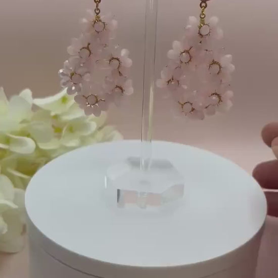 Glitzer Statementohrringe mit Blumenanhängern aus Perlen an Steckern mit Jade Cabochons Rosa - Laury goes Côtes d‘Azure