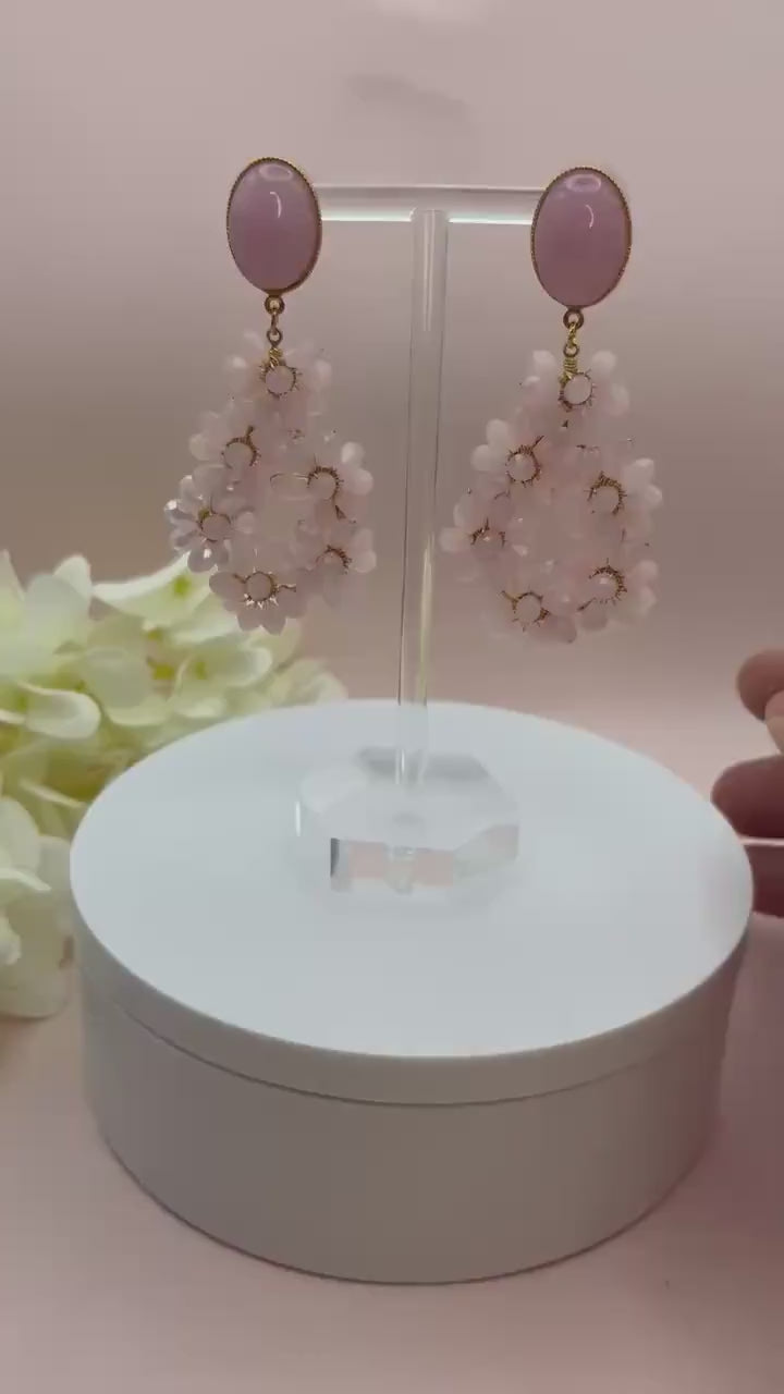 Glitzer Statementohrringe mit Blumenanhängern aus Perlen an Steckern mit Jade Cabochons Rosa - Laury goes Côtes d‘Azure