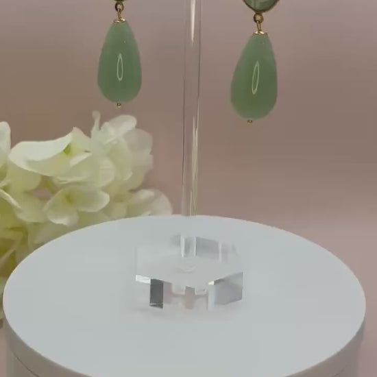 Tropfenohrringe, Statement Ohrringe mit salbeigrünen Resintropfen an vergoldeten Steckern mit Rosen Cabochons - Laury goes Vienna