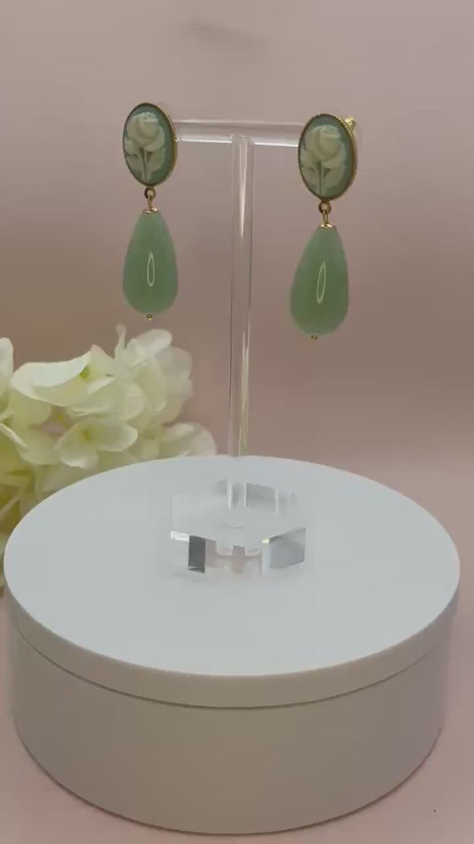 Tropfenohrringe, Statement Ohrringe mit salbeigrünen Resintropfen an vergoldeten Steckern mit Rosen Cabochons - Laury goes Vienna
