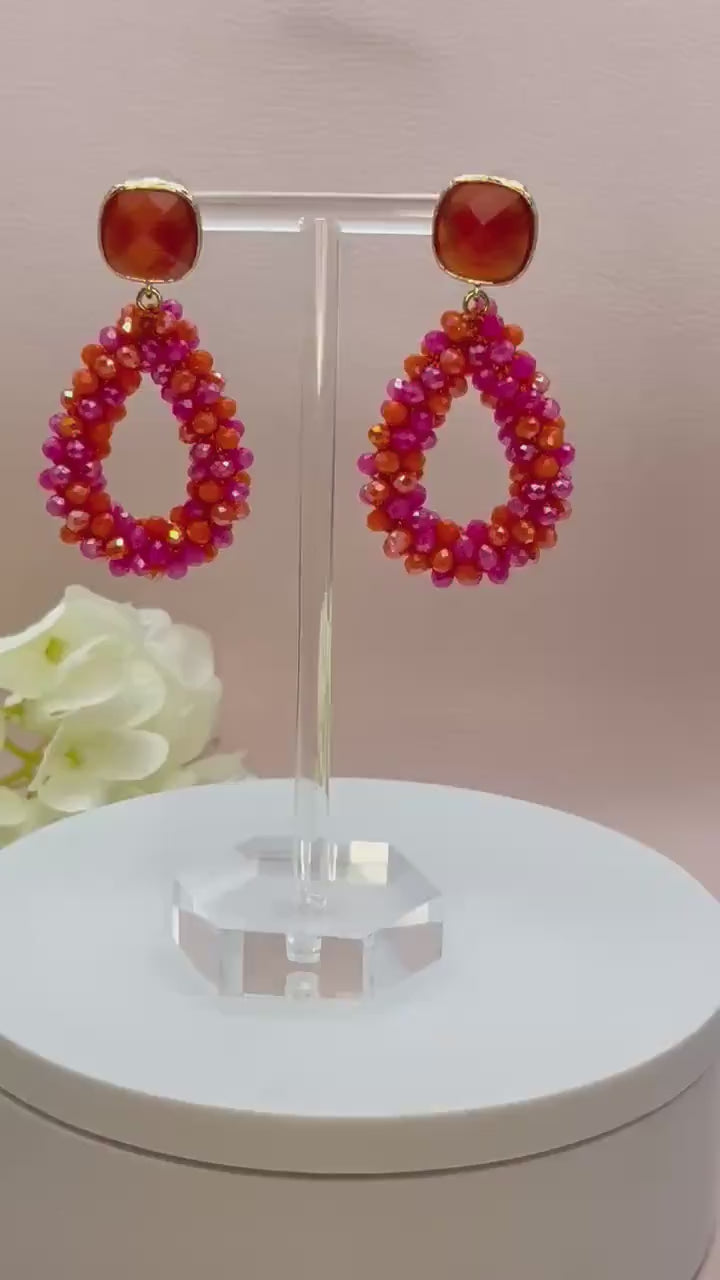 kleine Glitzerohrringe mit Tropfen aus  Facettperlen an vergoldeten Kristallglassteckern in Pink Orange - Laury goes Côtes d‘Azure mini