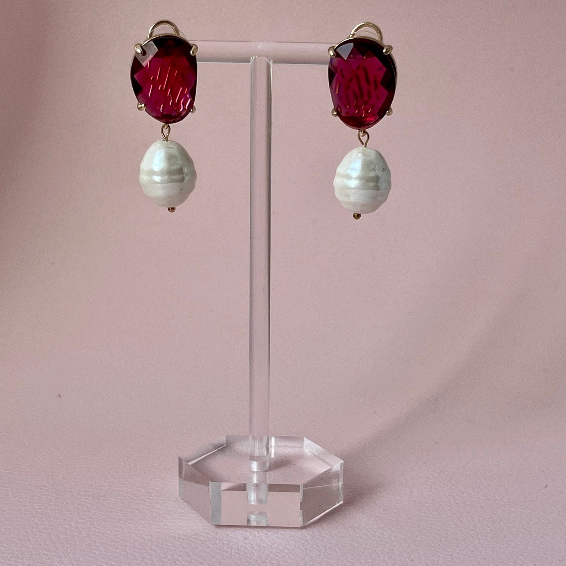 Perlenohrringe mit Muschelkernperle an Kristallglassteckern Rot - Laury goes Oslo - LAURY LOVES PINK