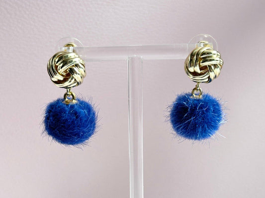 Pompom Ohrringe Knoten Blau - Laury goes Grindelwald - LAURY LOVES PINK