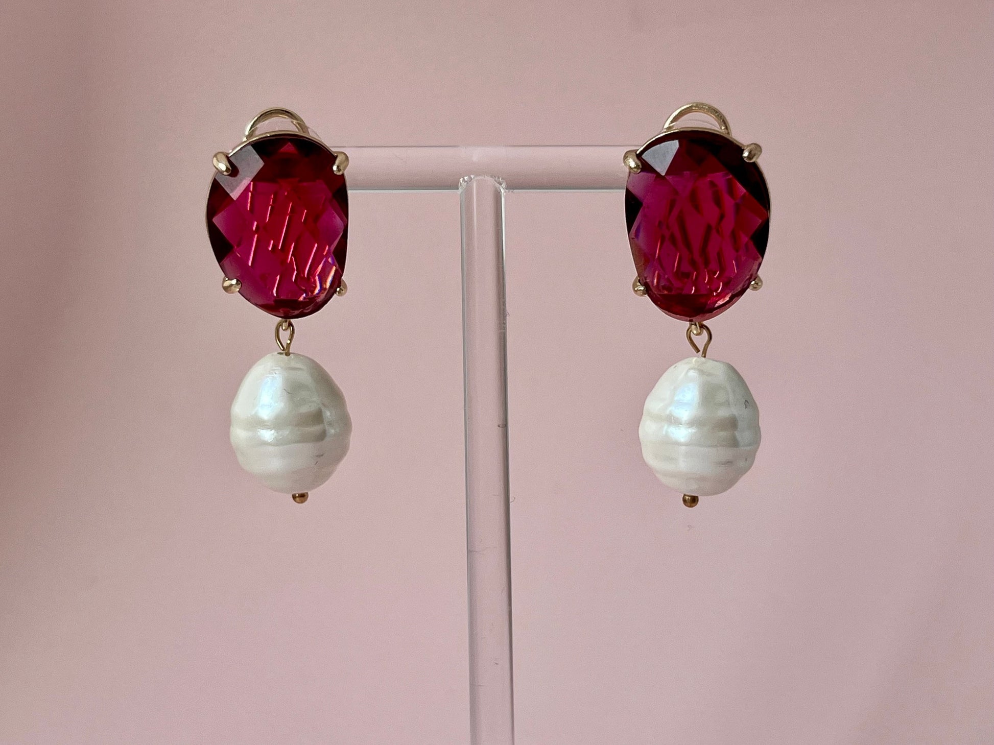 Perlenohrringe mit Muschelkernperle an Kristallglassteckern Rot - Laury goes Oslo - LAURY LOVES PINK