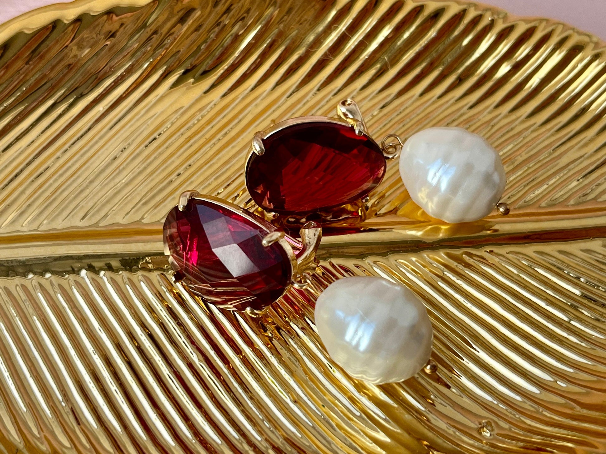Perlenohrringe mit Muschelkernperle an Kristallglassteckern Rot - Laury goes Oslo - LAURY LOVES PINK