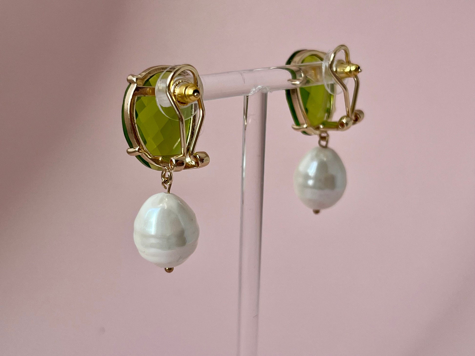 Perlenohrringe mit Muschelkernperle an Kristallglassteckern Grün - Laury goes Oslo - LAURY LOVES PINK